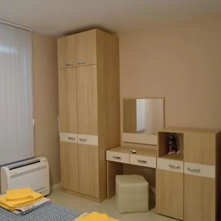 Nedev's In Kavatsi Area شقة سوزوبول