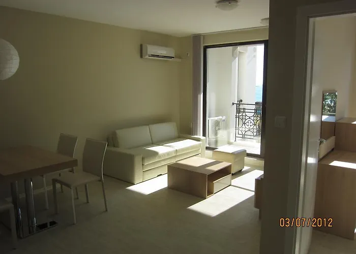 公寓 Nedev's In Kavatsi Area