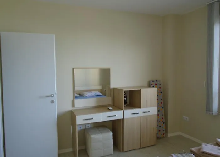 Nedev's In Kavatsi Area * 索佐波尔