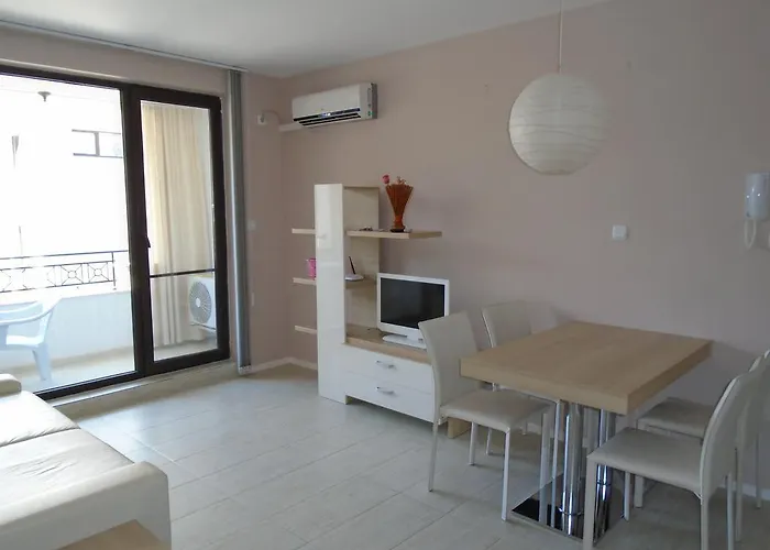 Nedev's In Kavatsi Area 索佐波尔